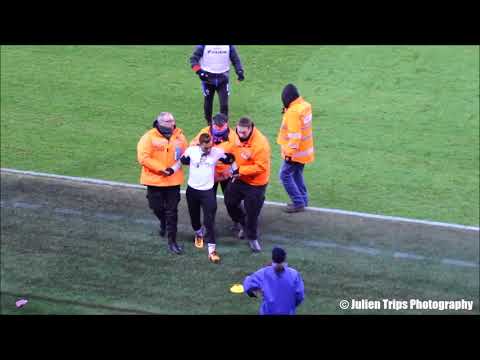 Un supporter Brugeois monte sur le terrain lors de Bruges - Charleroi 3-3