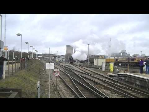 5043 The Moonraker arriving at Didcot Parkway 13th April 2013