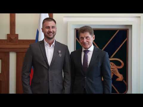 Олег Кожемяко наградил чемпиона России по боксу Егора Козорезова и его наставника Алексея Зайцева.