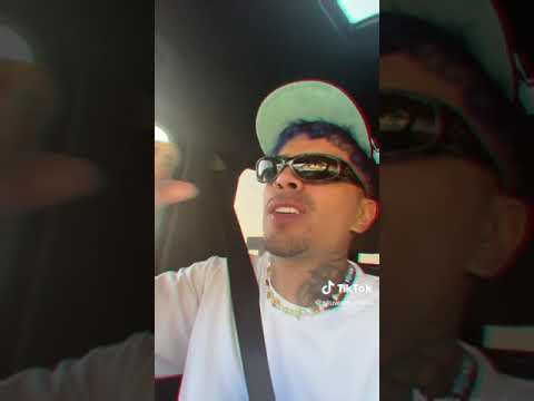 Rauw Alejandro escuchando Verde Menta