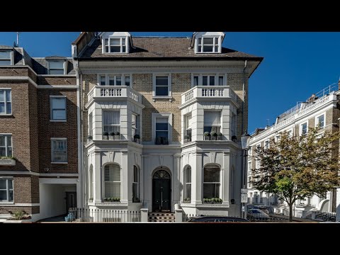 Delightful two-bedroom duplex flat in Kensington with bright and lofty reception room
