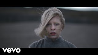 Musik-Video-Miniaturansicht zu Running With The Wolves Songtext von AURORA