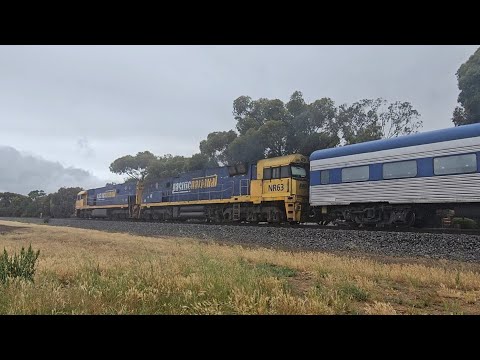 1AM8 up JBRE The Overland (NR122 NR63, 10V), Adelaide to Melbourne, 1435, 21/12/25, Horsham VIC.