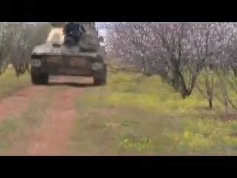 توجه دبابة تابعة لكتيبة الشهيد ضياء جمول لإستهداف حاجز دار الحمرا الواقع بين مساكن الضبعة ومطار الضبعة العسكري في ريف القصير