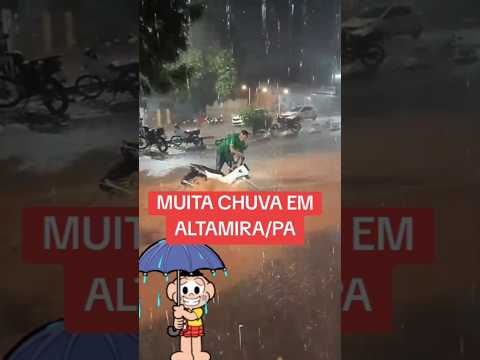 Chuva carregando uma moto em Altamira/PA