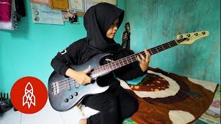 Download lagu Playing Heavy Metal in a Hijab mp3