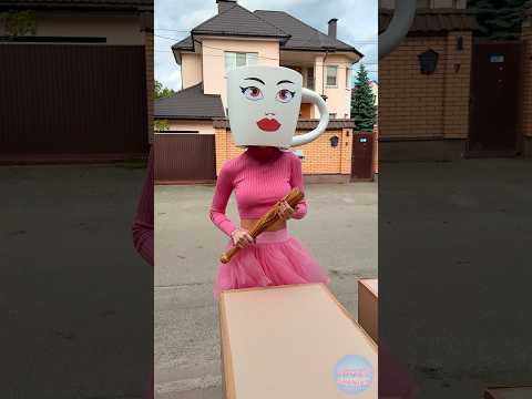 ¡Escondiéndose de la bailarina Capuchina! ☕😅