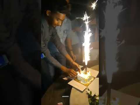 Salenser omprkash ka birthday cake cutting time😍😍
