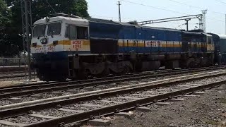 preview picture of video 'Traction Change at Daund | From a Pune Dual Cab EMD to a Surprise Offlink | 12627 Karnataka Express'