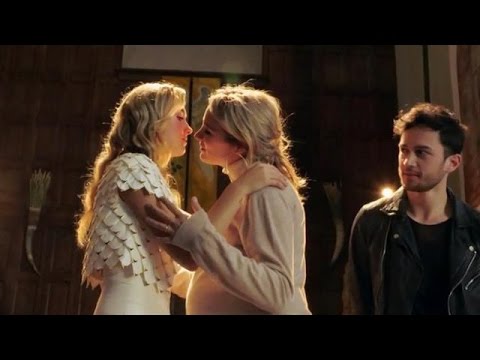 Renee krijgt zoenles van Lieke - IDOLS