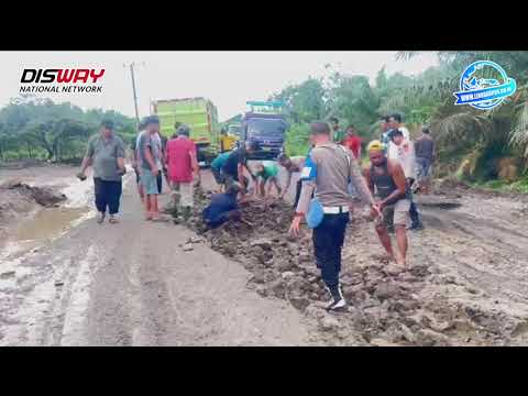 Polsek Muara Lakitan Timbun Lubang Membahayakan Pengendara
