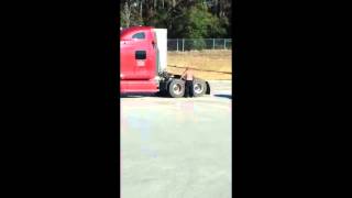 preview picture of video 'Un camionneur à Willis Texas USA déffécation en publique'