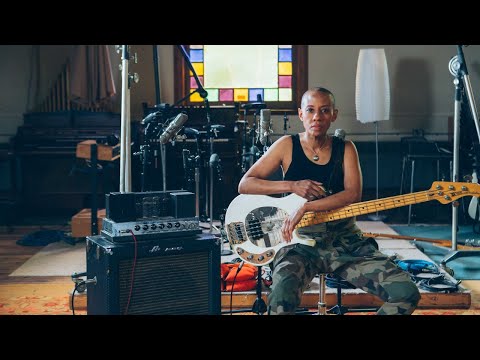 Gail Ann Dorsey, 악보 없이 Bowie 무대에 선 베이시스트의 귀