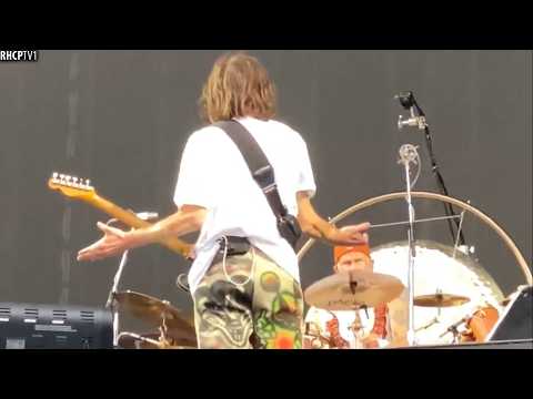 Flea And Chad Started Playing Without John Frusciante, And He Was Like: “Guys, I’ll Play Too! 🤨🫠”