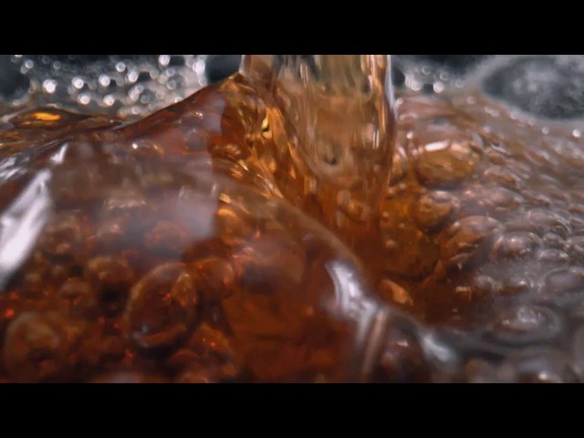 Video Teaser für Laowa 24mm f/14 Probe Lens Footage: Beer Pour (Credit to Packshot Factory)