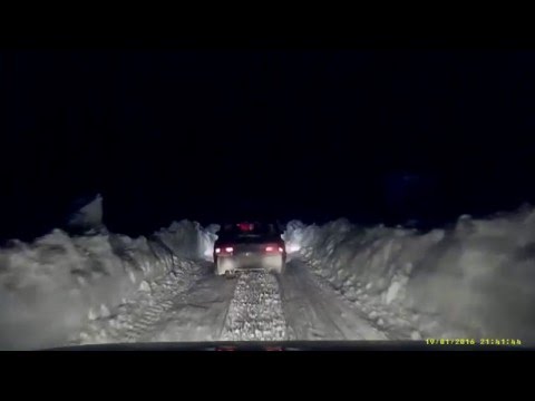 В сети появляются видео с занесенных снегом трасс Юга Украины