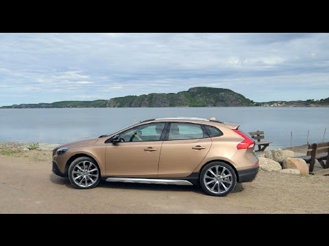 2015 Volvo V40 Cross Country Exterior and Drive