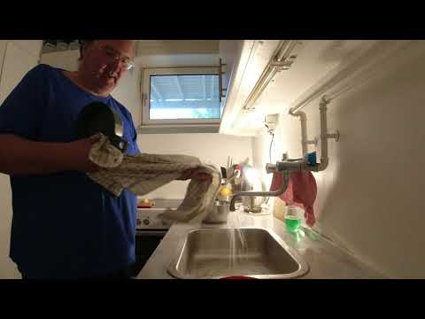 MongoTV_3599 - Danish Vlog - Mongo Madskole - Hønsebouillonsuppe Med Nudler - Løg og Gulerødder