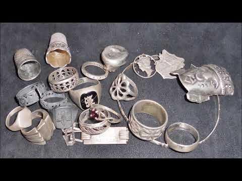 Detectoristul Yuri cautand Comori pe plaja