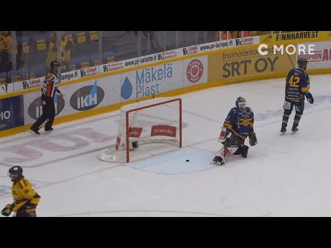 No nyt hörpsähti! Lukko-maalivahti imuroi kiekon puolesta kentästä!