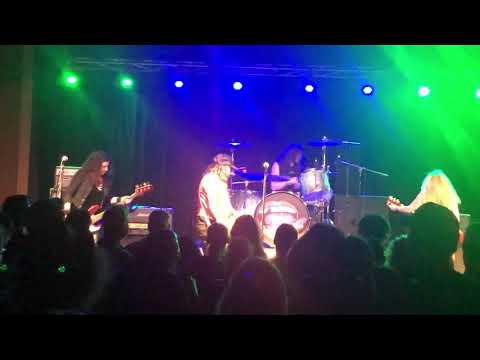 Nashville Pussy Live “We want a War”