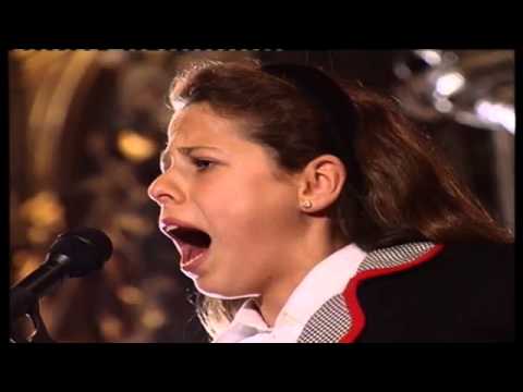 Pastora Soler de niña canta una saeta a la Macarena (1993)