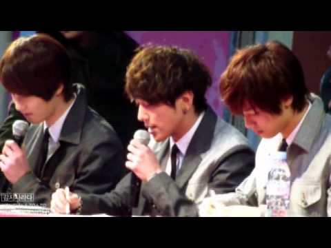120407 CNBLUE yongsan Fan signing event (Yonghwa)