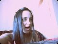 девчонка поет песню Селены Гомес 