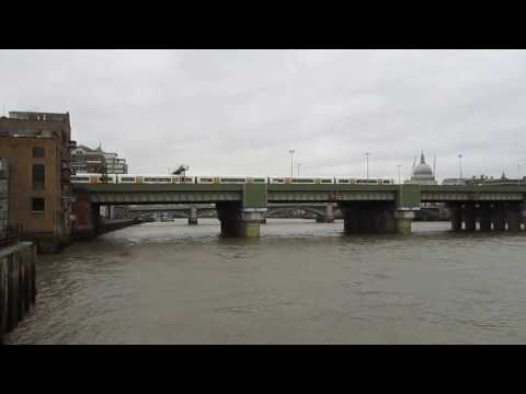 Zug über Cannon Street Railway Bridge, London