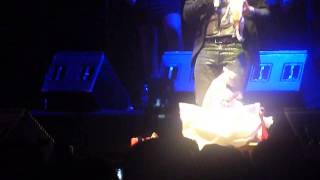 Valerio Scanu- Momento dolcissimo con i cuccioli+ Santa Claus is coming to townRoma 17-12-2012