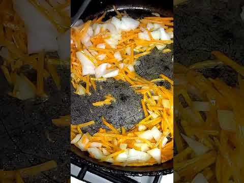 Суп с жареной лапшой.