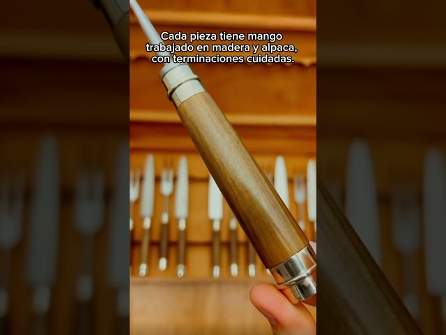 Vídeo relacionado con ARCOS Juego de 12 Cubiertos para Mesa. Set de 6 Cuchillos Chuleteros y 6 Tenedores en Madera de Haya y Acero Inoxidable. Estuche para Carne. Serie Mesa. Color Marrón