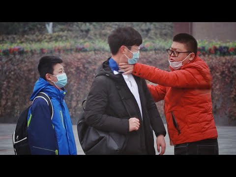 “不服咱可以練練！”看到小學生被人搶錢，路人大哥的舉動太帥了