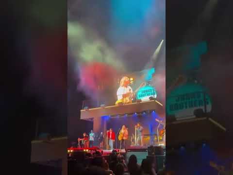 Jonas brothers and Switchfoot performing “ Greetings from your hometown “ in San Diego 🇺🇸