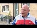 Óngerwaeg loopt met een lampenkap door Maastricht - 21 september 2023