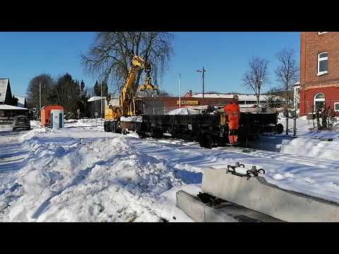 Zweiwegebagger auf TWE - Rangieren bei Schnee im Bahnhof Bad Iburg (02/2022)