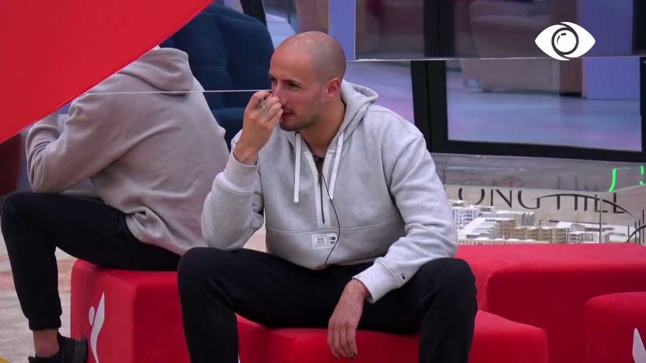 Luizi bisedon me Sabianin,Keisi flet me shenja me Kristin