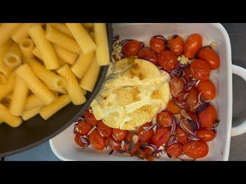 Mélange tout simplement des pâtes par dessus les tomates cerises au four