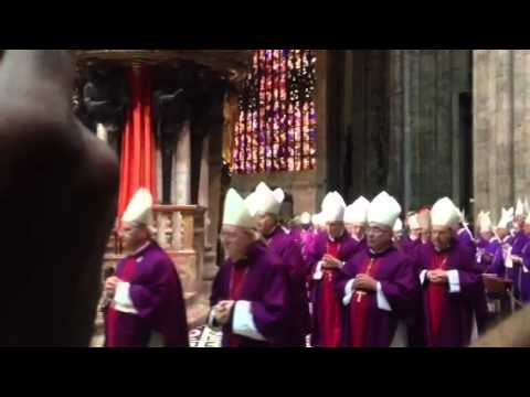 La fila dei concelebranti apre i funerali del cardinale