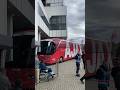 De Ajax-bus wordt zo geparkeerd dat het publiek de spelers niet kan zien ❌