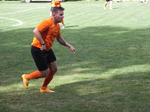 Urywki: Dawid Goliński strzela z połowy boiska (Perła - Kometa)