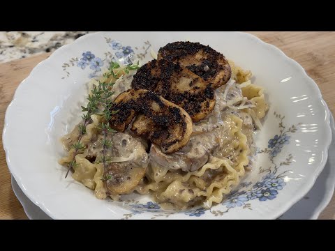 Pasta with creamy mushrooms sauce