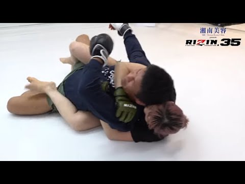 SARAMI選手に寝技をかけられて嬉しそうな北岡悟（RIZIN35/公開練習）