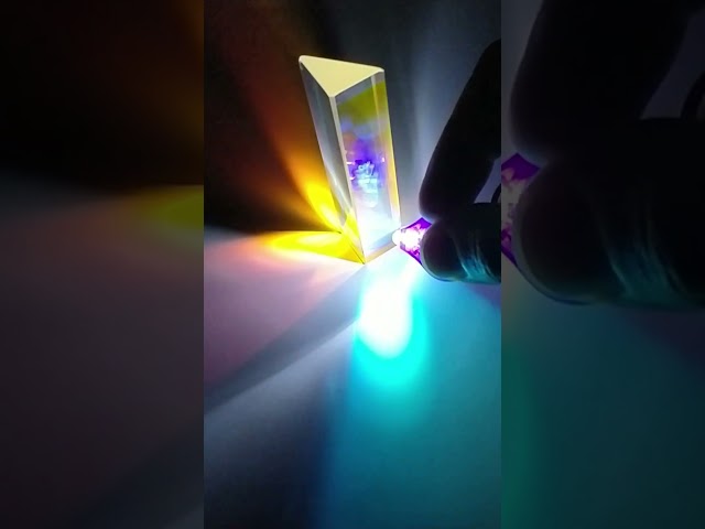 Vídeo relacionado con 2 piezas de prisma triangular de vidrio óptico de cristal, prisma de espectro de arcoíris de 30 * 50 mm, experimentos de espectro de vidrio, prisma triangular de cristal K9, lente transparente para