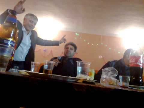 Seful de Post din Gogosu canta la o petrecere