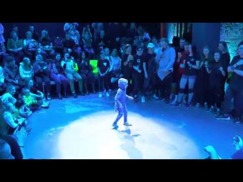 Пятилетняя девочка танцует Шафл!  🔥 Очень круто!