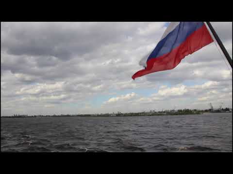 Теплоход Константин Коротков на подходе к Казани.