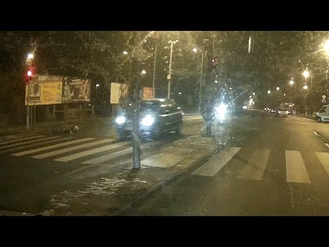 Bácsi kiesik a forgalmas úttestre - Man falls onto the busy road