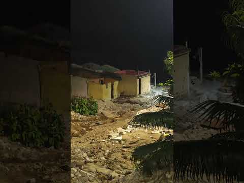 Que situação tragédia ,rua do açude em Jucati-PE após enchente, famílias deixam suas casas.#jucati