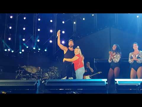 Ricky Martin en Cádiz - SHE BANGS 31.8.18 with Fan Marie Angeles from Utrera, Sevilla Dancing